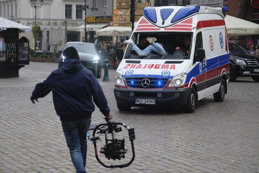 Karetka pogotowia z kaskaderem na masce wjeżdża na Rynek...