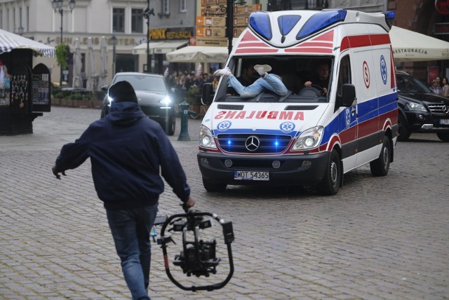 Karetka pogotowia z kaskaderem na masce wjeżdża na Rynek Staromiejski. Za nią w pościgu jadą trzy czarne limuzyny -  tak wyglądały pierwsze filmowe ujęcia do bollywoodzkiej superprodukcji.Tekst: Alicja Cichocka-Bielicka>>>ZOBACZ ZDJĘCIA Z KRĘCENIA FILMU W TORUNIU