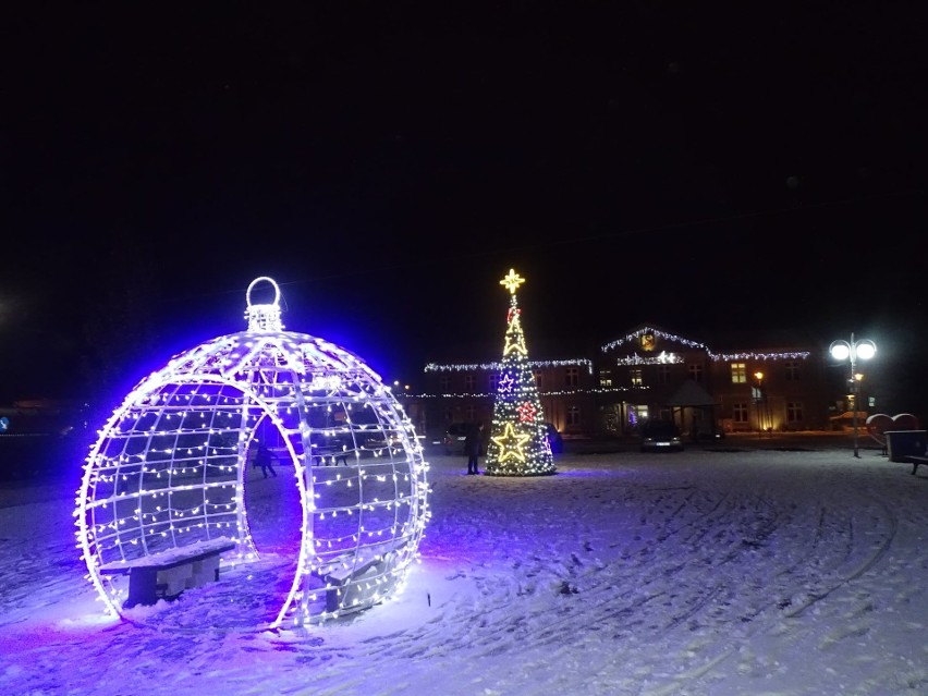 Choinka przed Urzędem Miejskim oraz iluminacje świąteczne na...