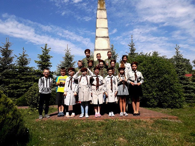 Uczniowie Szkoły Podstawowej w Chrobrzu i harcerze uczcili 83. rocznicę śmierci marszałka Józefa Piłsudskiego [ZDJĘCIA]