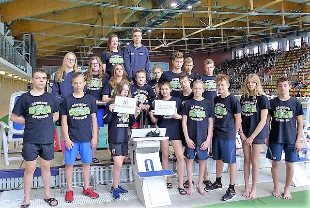 Ekipa oświęcimskich pływaków w mistrzostwach Polski 14-latków w Olsztynie