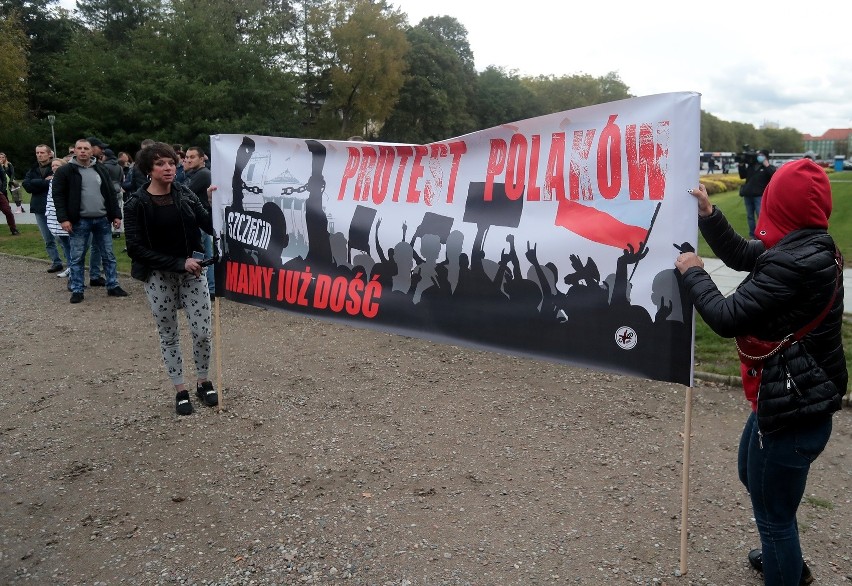 Marsz antycovidowców w Szczecinie. Pojawiło się kilkaset osób. Ich zdaniem pandemia jest "fałszywa" - 10.10.2020