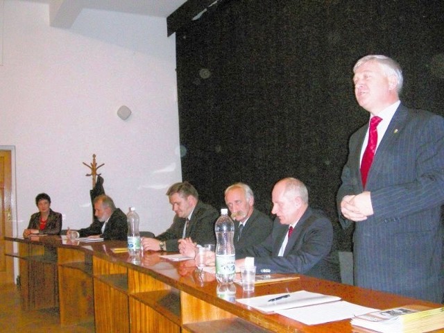 Debata kandydatów na burmistrza odbyła się w ramach zajęć seminaryjnych Uniwersytetu Trzeciego Wieku w Hajnówce