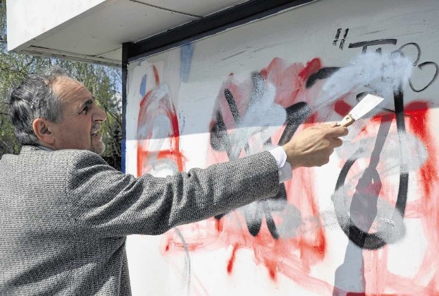 Pogromcy Bazgrołów pomagają w usuwaniu pseudograffiti z budynków