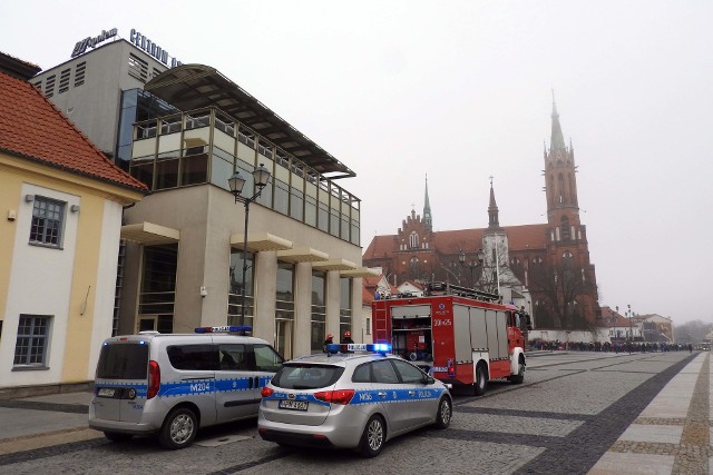 Policja i straż pożarna przed restauracją Astoria w Białymstoku