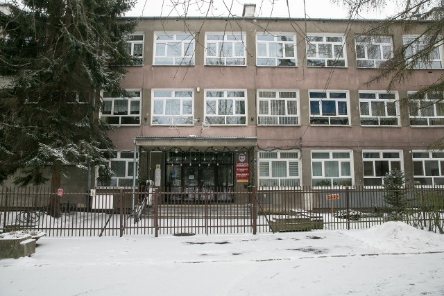 Budynki szkół przy ul. Na Błonie, które miałyby się połączyć w zespół, są oddalone od siebie o około 50 metrów
