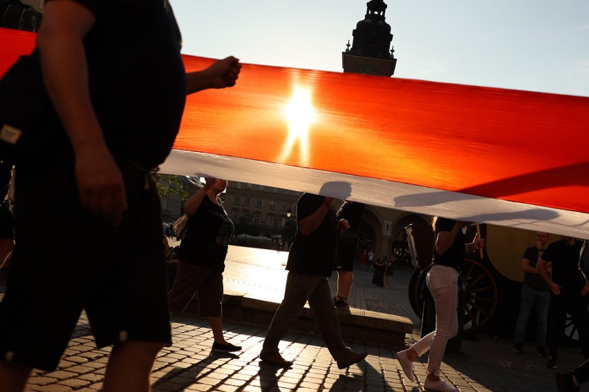 Czarny Marsz w Krakowie w rocznicę krwawej niedzieli na Wołyniu. Uczcili ofiary ludobójstwa sprzed 80 lat