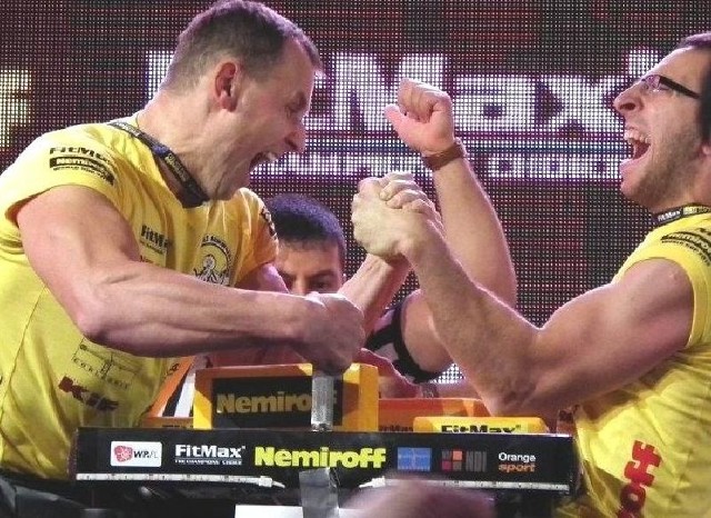 Dariusz (z prawej) podczas walki w Pucharze Świata w 2012 roku.