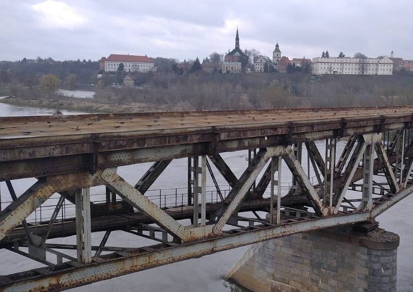 Most w Sandomierzu przecięty na pół. Widok, że dech zapiera. Zobacz zdjęcia