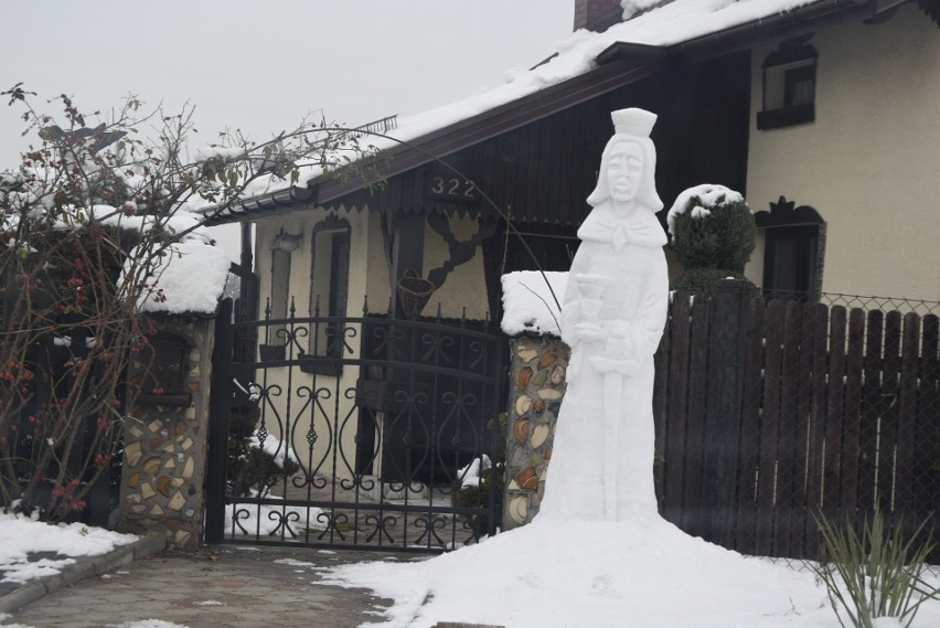 W Żorach przy Wodzisławskiej Św. Barbara ze śniegu pozdrawiała kierowców - ZDJĘCIA