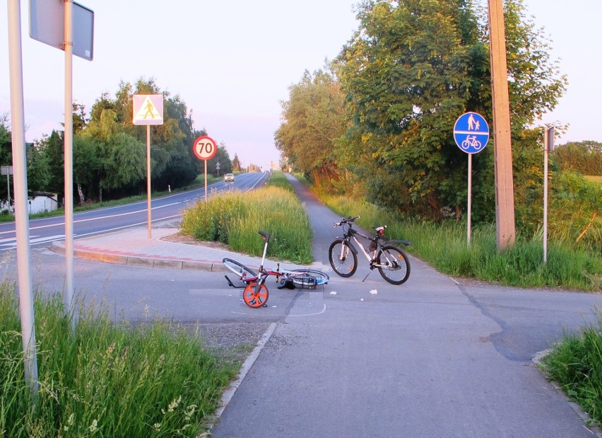 Oświęcim. Zderzenie rowerzystów. Poważnie ranna kobieta trafiła do szpitala