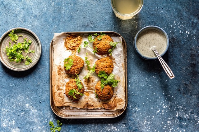 Pieczone kotleciki z mięsem mielonym, kaszą jaglaną i pastą tahini to pomysł na smaczny obiad.