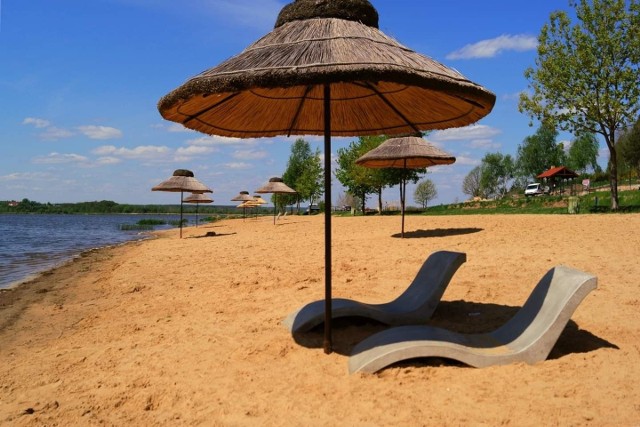 Na plaży w Rudzie nad Zalewem Brodzkim jest pięknie. Więcej na kolejnych zdjęciach.