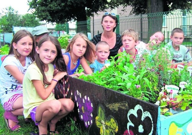 Najmłodsi mieszkańcy ul. Dąbrowskiego codziennie podlewają swoje zioła oraz kwiaty