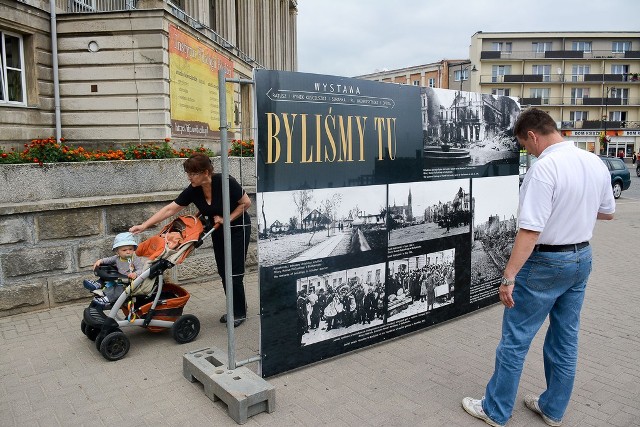 Wystawa "Byliśmy tu" zorganizowana w 70. rocznicę likwidacji getta białostockiego prezentowana jest w białostockim Ratuszu, na ulcach miasta oraz w Operze i Filharmonii Podlaskiej.