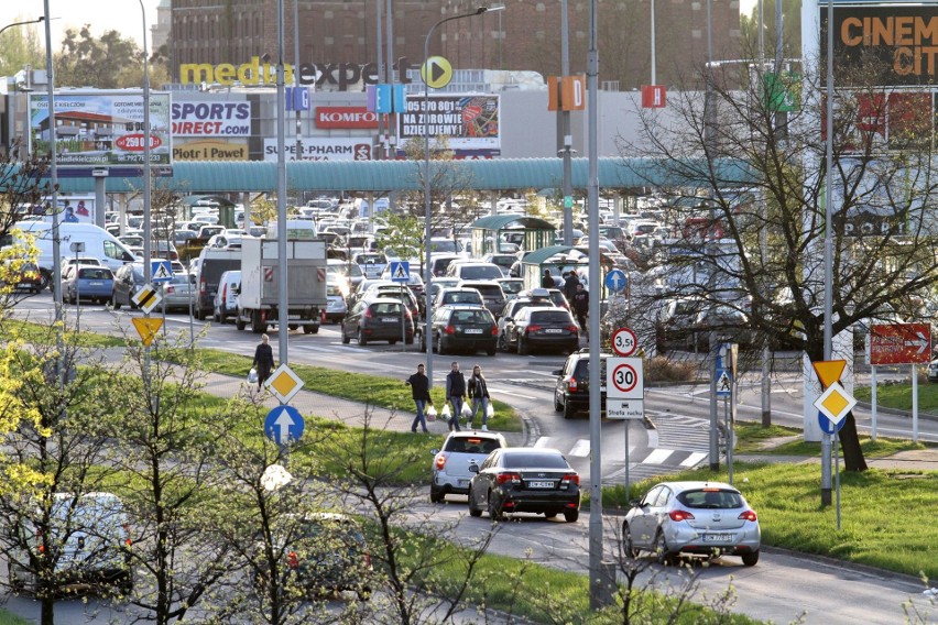 Tłumy w Wielki Piątek w Centrum Handlowym Korona