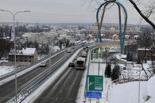 Słynna tablica dziś znów zawisła na moście. Na razie nikt nie przyznał się do jej zawieszenia.