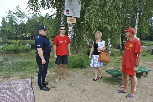 Policjanci i pracownicy szydłowieckiego sanepidu kontrolowali w środę ośrodek nad zalewem w Chlewiskach. 