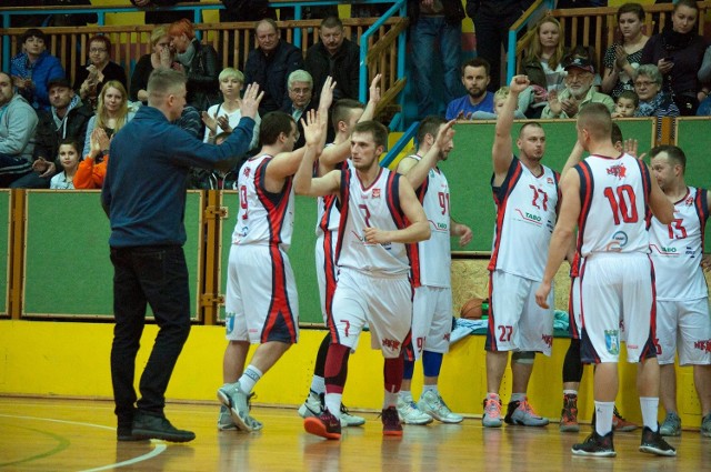 Zawodnicy MKS-u Otmuchów mają punkt przewagi nad 11. miejscem w tabeli oznaczającym spadek do 3 ligi.