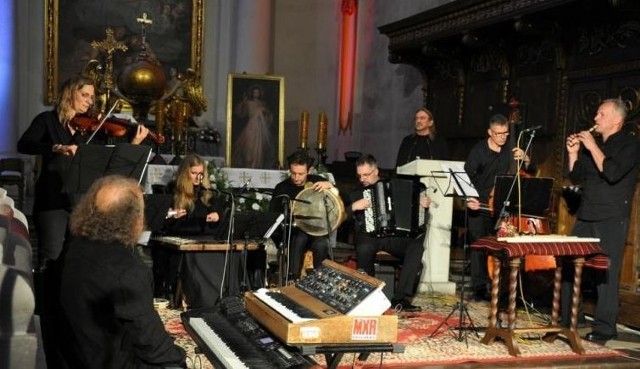 W przedostatnim dniu tygodniowego odpustu ku czci Podwyższenia Drzewa Krzyża Świętego odbył się spektakl słowno - muzyczny zatytułowany: "Śto-krzyska epopeja".