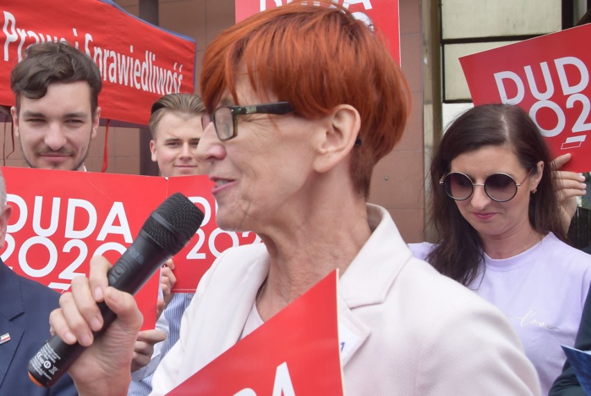 Europosłanka Elżbieta Rafalska z kampanią wyborczą Andrzeja Dudy w Stargardzie. Spotkanie zakłócali przeciwnicy PiS ZDJĘCIA