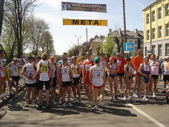 W biegu co roku bierze udział wielu sportowców, także niedowidzących