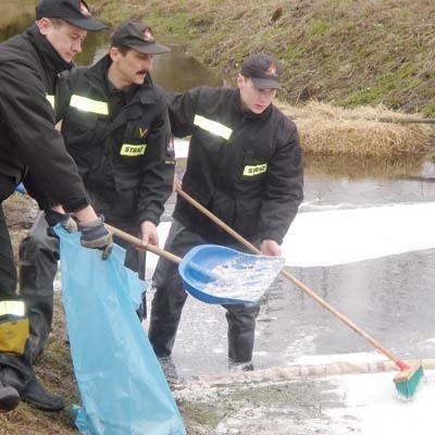 Bielscy strażacy założyli zapory na Lubce, a rzekę posypywali substancją wchłaniającą substancje ropopochodne