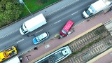 Kraków. Fatalny początek tygodnia na drogach. Auto dostawcze wjechało w barierki przystanku tramwajowego