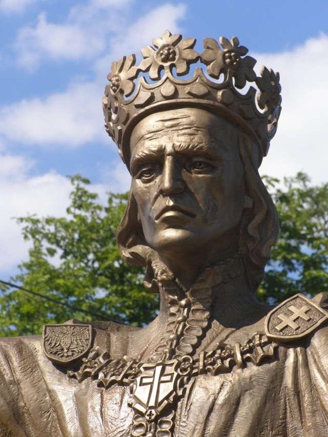 Dwu i półmetrowy pomnik odlany w brązie przedstawia króla Władysława Jagiełłę w stroju koronacyjnym