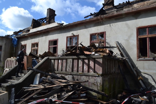 Trwa akcja pomocy dla poszkodowanych w pożarze budynku wielorodzinnego, tzw. pałacyku w Polaszkach