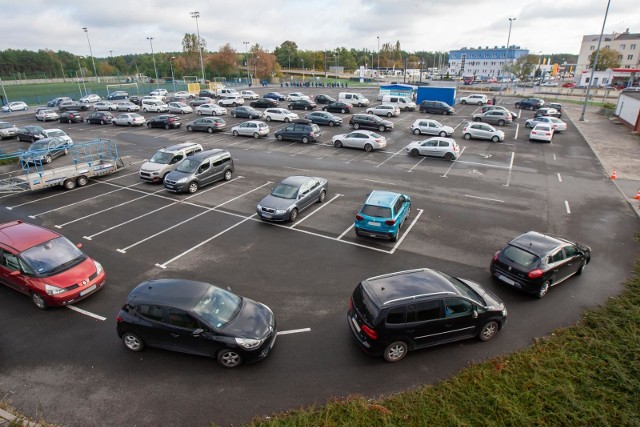 Bydgoszcz, punkt poboru próbek COVID-19, parking przy stadionie "Zawiszy".