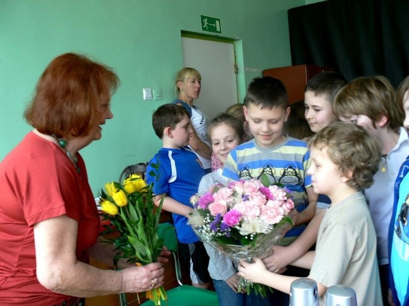 Od słuchaczy pani Urszula dostała bukiety kwiatów.