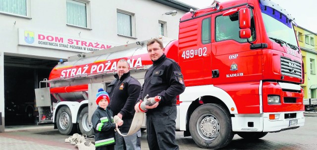 Pojazd jeszcze kilka tygodni temu zwoził mleko od opolskich rolników i obsługiwał mleczarnię w Kadłubie pod Strzelcami Opolskimi. Teraz będzie służył miejscowym strażakom z OSP jako cysterna. Mlekowóz ma nie tylko dowozić wodę w czasie pożarów, ale także dostarczać kranówkę do picia w sytuacjach kryzysowych.