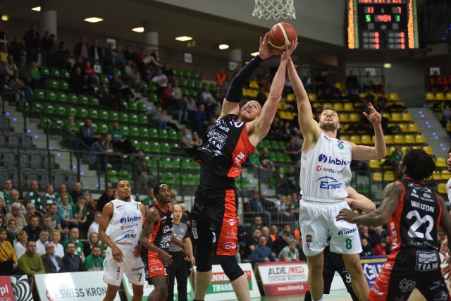 Sensacja w Energa Basket Lidze! Enea Astoria Bydgoszcz pokonała na wyjeździe Stelmet Enea BC Zielona Góra 113:107. Bydgoszczanie przerwali serię piętnastu zwycięskich meczów zielonogórzan. Kapitalny mecz rozegrał Kris Clyburn, który rzucił aż 35 punktów, który ustanowił rekord punktowy w Energa Basket Lidze. Pozostali bydgoscy koszykarze także zagrali bardzo dobrze.Na kolejnych stronach zdjęcia kibiców oraz fotki z meczu