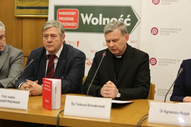 - Narodowy Program Trzeźwości to drogowskaz  - podkreślał na konferencji prasowej bp Tadeusz Bronakowski (od prawej)