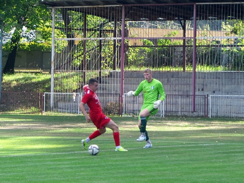 Orzeł Przeworsk (czerwone stroje) przegrał z Texom Sokół...