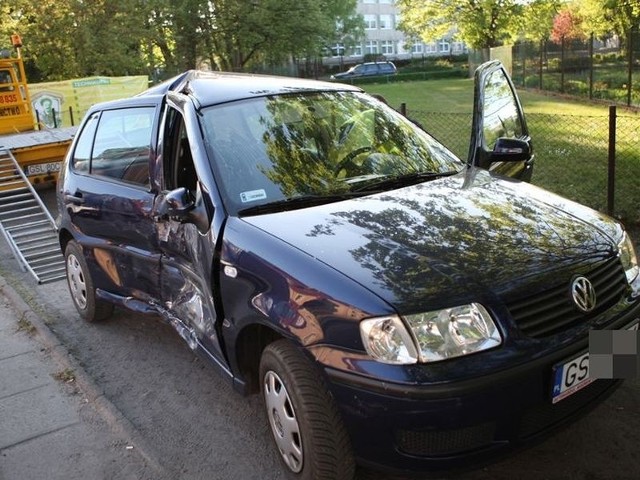 Do groLnie wyglądającego zderzenia dwóch samochodów doszlo okolo godz. 17.30 na skrzyzowaniu ul. Szczecinskiej z ul. Malcuzynskiego w Slupsku.