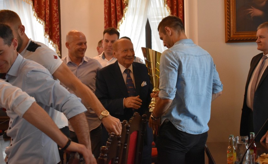 Tadeusz Ferenc, prezydent Rzeszowa spotkał się z piłkarzami Stali Rzeszów. Nie brakowało podziękowań oraz żartów [ZDJĘCIA]