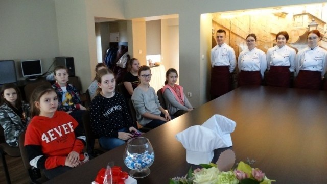 Dziewczyny ze szkoły podstawowej w Osięcinach pojechały do Zespołu Szkół w Przemystce - piekły tam pyszne rogaliki