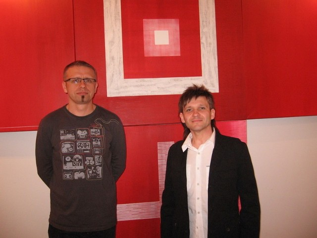 Chociaż obaj posługujemy się językiem geometrii nasza sztuka jest całkowicie różna &#8211; mówili artyści: Mariusz Dański (z lewej) i Marcin Słowik - Wilczyński.Artyści stoją na tle obrazu Marcina Słowika - Wilczyńskiego "Czerwony. Pamięci Krzysztofa Kieślowskiego.&#8221; Z cyklu "Ja miejsca ja czas.&#8221;
