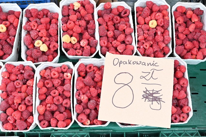 Oto ceny warzyw i owoców na kieleckich bazarach. Po ile śliwki, maliny i winogrona? Zobacz zdjęcia