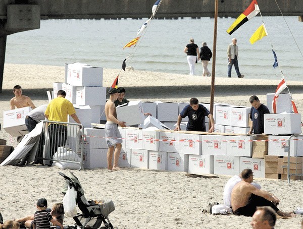 Niedawno, podczas pikniku na plaży "Budujemy Jacht Kołobrzeg&#8221;, zbudowano z kartonów jacht w skali 1:1. Podczas kwesty do puszek zebrano prawie 6 tysięcy złotych. 