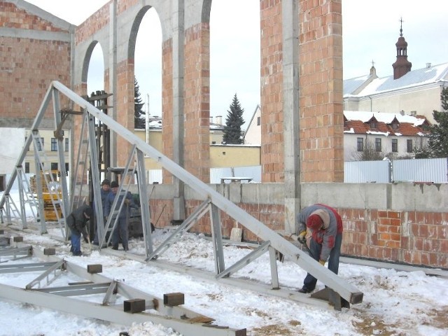Architektura budowanej hali sportowej w Solcu nad Wisłą jest dopasowana do stojącego obok klasztoru.