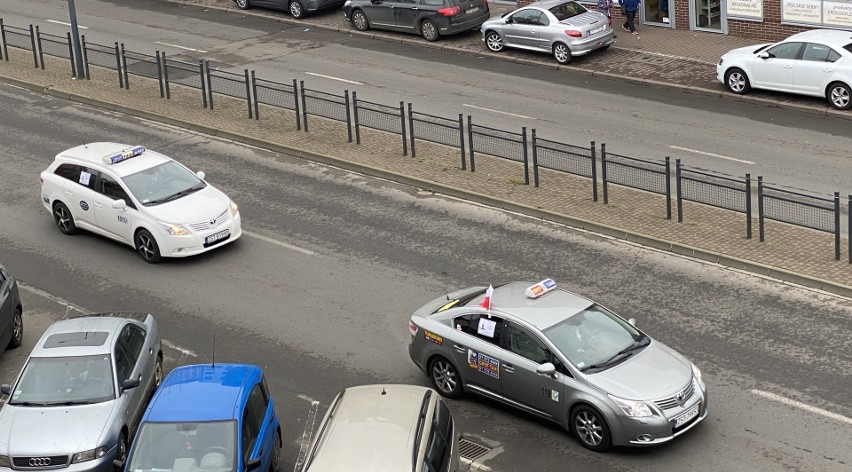 Taksówkarze protestowali w Stargardzie. Mieli flagi na autach i trąbili ZDJĘCIA 