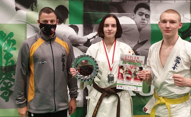 Konecki Klub Karate Kyokushin reprezentowali Oliwia Małecka w kategorii juniorek -55 kilogramów oraz Filip Nowocień w kategorii juniorów -75 kilogramów. Na zdjęciu z trenerem Mateuszem Garbaczem.