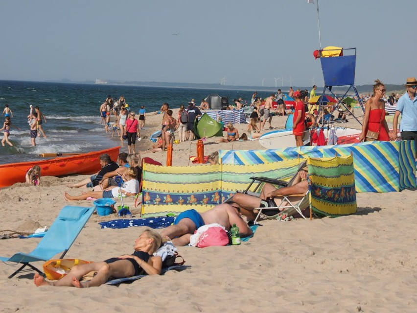 Sobotni spacer po plaży w Łazach. Piękna pogoda nad morzem [ZDJĘCIA]