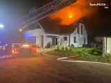 Żory: Pożar w domu jednorodzinnym. Z ogniem walczyło 30 strażaków