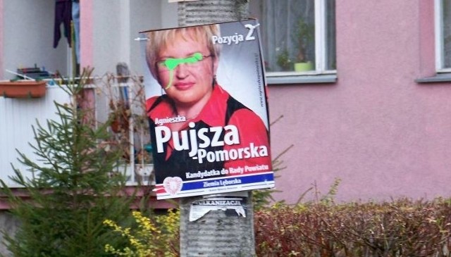 Zniszczony i pomazany farbą plakat. Za wskazanie wandala jest nagroda.