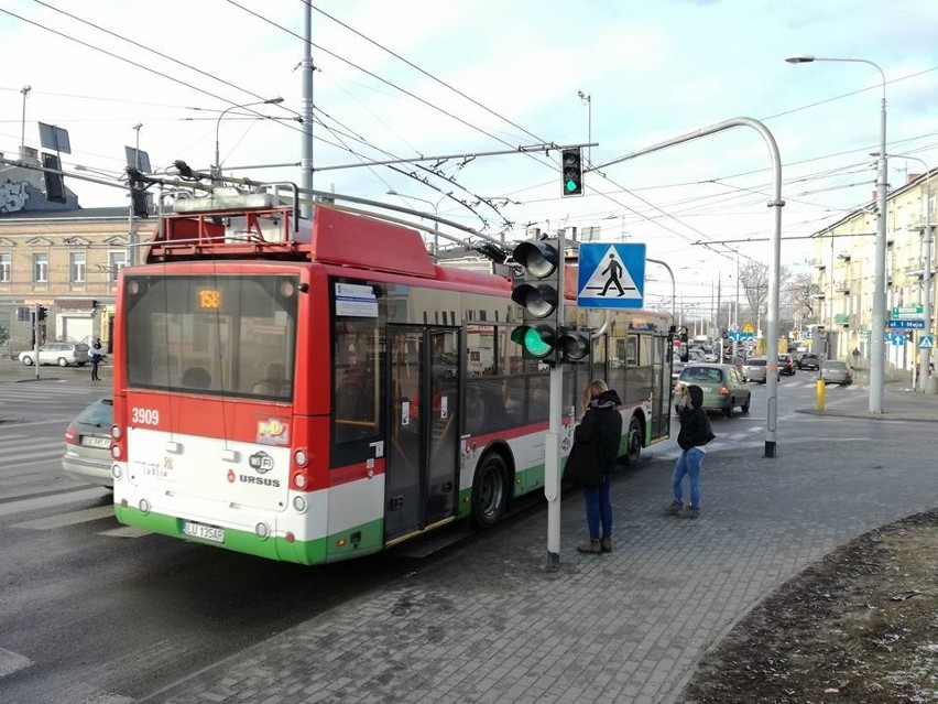 Zamknięta ul. Fabryczna. Samochody jeżdżą objazdami. Korkuje się ul. Wolska, ale ma być lepiej