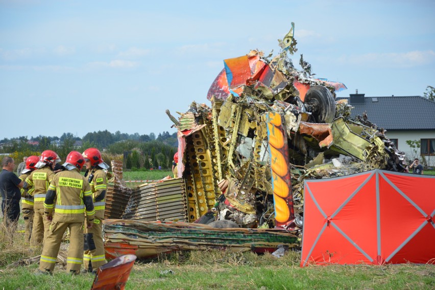 Wypadek samolotu pod Piotrkowem. Rozbił się Skyvan przewożący skoczków spadochronowych. Zginęły dwie osoby, 3.09.2022 - ZDJĘCIA